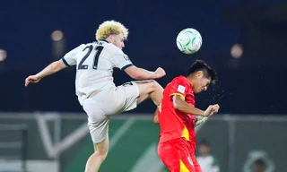 Truyền thông quê nhà gọi HLV Kim Sang-sik là 'phù thủy bóng chết'