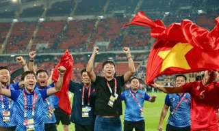 Báo Hàn Quốc: HLV Kim Sang-sik đang ở đỉnh cao quyền lực