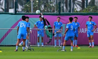 Trở lại sân tập sau chiến thắng trước U23 Saudi Arabia, HLV Kim Sang-sik khiến học trò từ ngạc nhiên đến thích thú