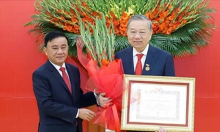 Trao Huy hiệu 45 năm tuổi Đảng tặng Tổng Bí thư Tô Lâm