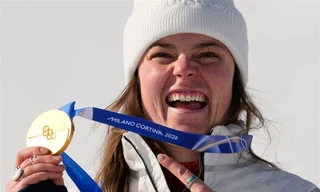 Huy chương Olympic mùa đông 2026 liên tục sứt mẻ, thậm chí vỡ làm đôi ngay khi được trao