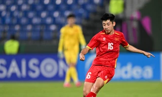 Trung vệ Nhật Minh và hành trình 'chân đất đi lên' của chàng trai phố Cảng