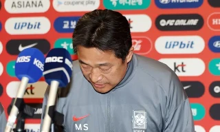 Về nước sau trận thua U23 Việt Nam, HLV U23 Hàn Quốc cúi đầu xin lỗi, sau đó mắng mỏ học trò