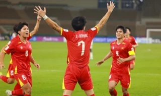 Nén đau chấn thương, Đình Bắc ra sân chỉ đá... một chân