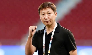 HLV Kim Sang-sik gửi tặng tấm huy chương Đồng như lời chúc năm mới tới người dân Việt Nam