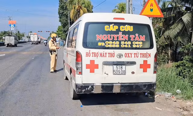Tạm giữ xe cứu thương '4 không'