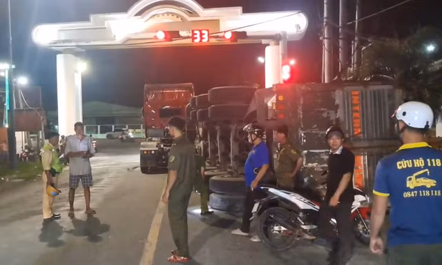 Lật rơ-moóc, hơn 80 tấn thép lăn ra đường