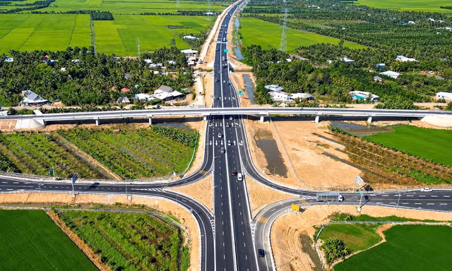 Tạm đóng cao tốc Mỹ Thuận - Cần Thơ một số khung giờ để lắp dầm cầu vượt