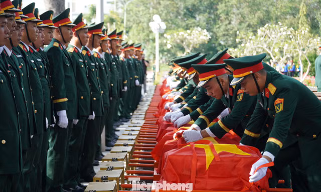 Giờ phút tiễn đưa 120 hài cốt liệt sĩ về nơi an nghỉ tại Cần Thơ