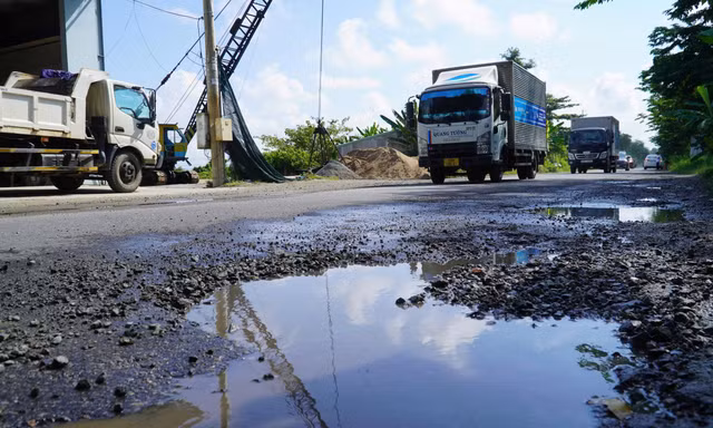 Quốc lộ 80 qua An Giang dày đặc ‘ổ gà’