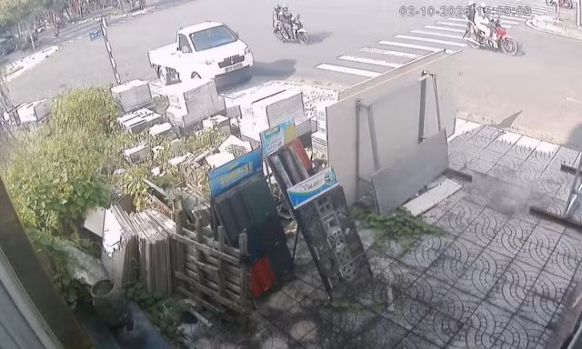 Camera ghi lại vụ bé trai 15 tuổi lên xe tải phóng vút đi 