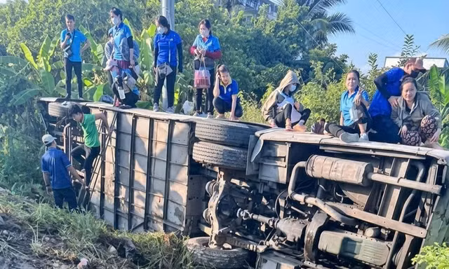 Ô tô chở công nhân né xe máy bị ngã, lao xuống vệ đường rồi lật ngang