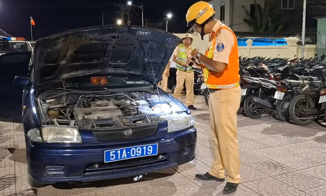 Phát hiện ô tô biển xanh không giấy tờ, tài xế không có giấy phép lái xe