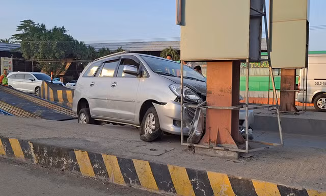 Ô tô chở 6 người mất lái đâm trạm thu phí cao tốc TPHCM - Trung Lương