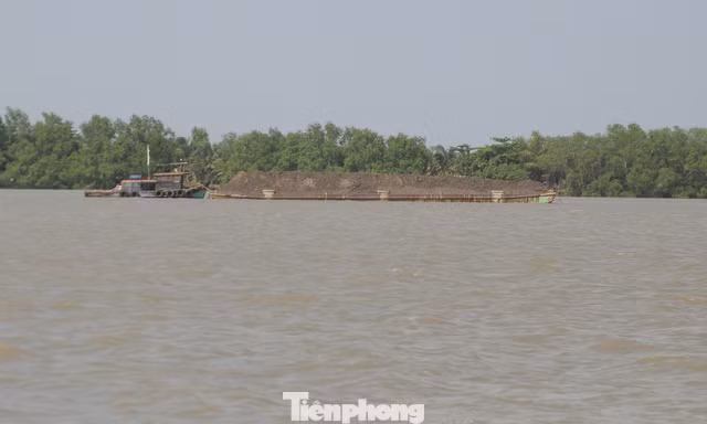 Chìm sà lan trên sông Tiền, 2 người mất tích