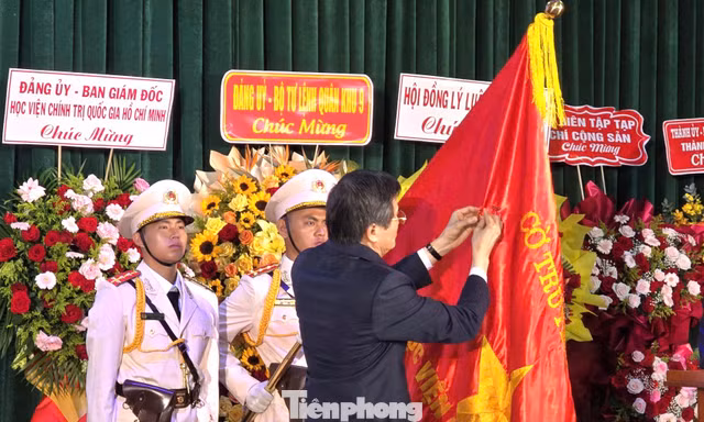 Học viện Chính trị khu vực IV nhận Huân chương Lao động hạng Nhì