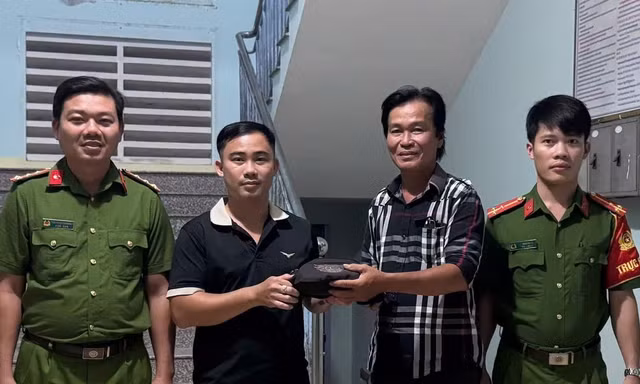 Nhặt được 50 triệu đồng đem tìm người trả