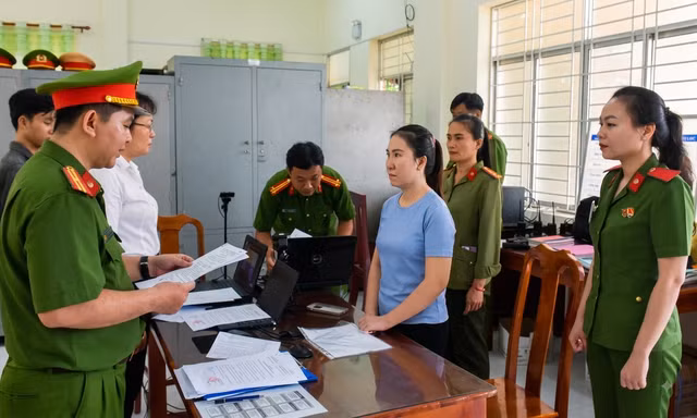 Nguyễn Thị Yến Thu cùng chồng lừa đảo gần 15 tỷ đồng qua việc mượn tiền để đáo hạn ngân hàng nhưng không trả đúng hẹn.