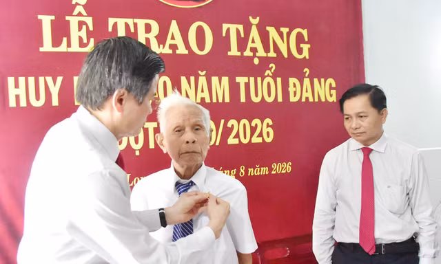 Trao Huy hiệu 80 năm tuổi Đảng cho hai đảng viên lão thành ở Vĩnh Long