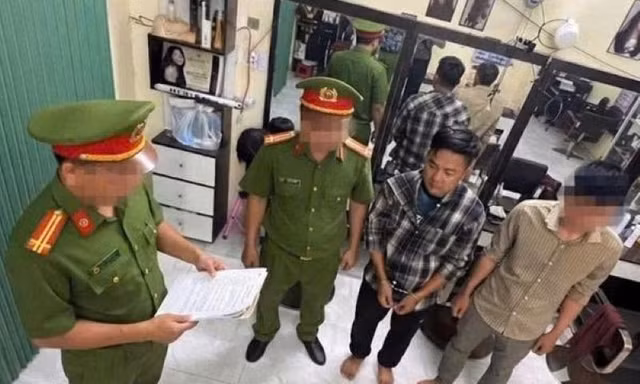 Lời khai 4 nghi phạm vụ đánh, còng tay, bắt người ép viết giấy nợ