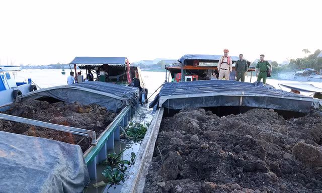 An Giang bắt giữ 7 tàu chở đất không có chứng từ hợp pháp