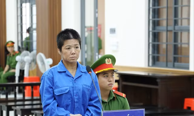 Tạt cồn đốt hàng xóm, người phụ nữ lĩnh 9 năm tù