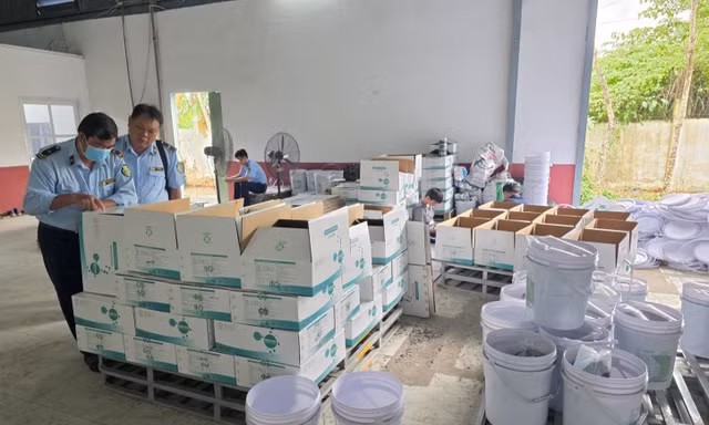 Vĩnh Long xử phạt doanh nghiệp 125 triệu đồng, tiêu hủy 13,5 tấn thức ăn thủy sản gian lận hạn sử dụng, kiểm tra hàng hóa nhập khẩu trái phép.