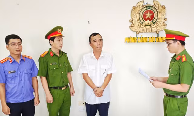 Phạm Quốc Trưởng bị khởi tố vì giả mạo hóa đơn điện tử, thao tác trái phép tài khoản và ký duyệt 441 hóa đơn không phát sinh giao dịch.