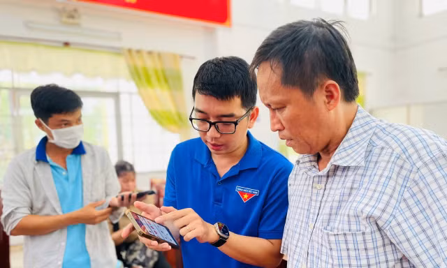 Hiến kế gửi Đoàn: Khi người trẻ kéo ‘sóng số’ về làng, ra ruộng
