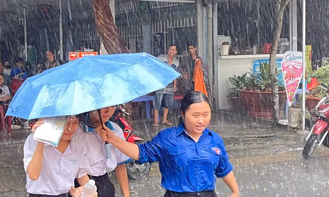 Thanh niên tình nguyện dầm mưa hỗ trợ học sinh thi lớp 10 tại Cần Thơ 