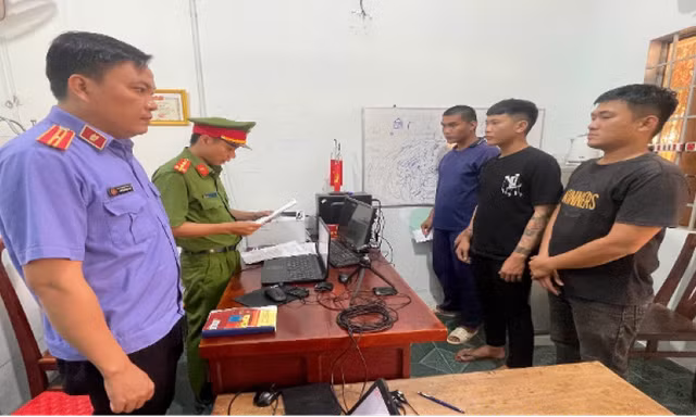 Ba đối tượng bị khởi tố tại Vĩnh Long sau khi đe dọa chủ nhà, dùng vũ lực bắt 3 con gà để trừ nợ. Hai bị can bị bắt tạm giam để điều tra.