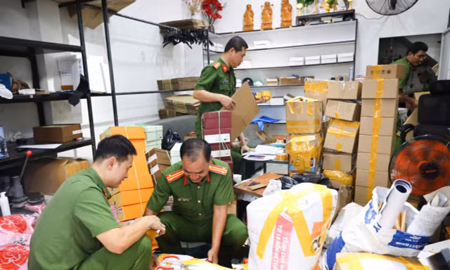 Phát hiện 2 cơ sở sản xuất, buôn bán hàng giả thương hiệu nổi tiếng 