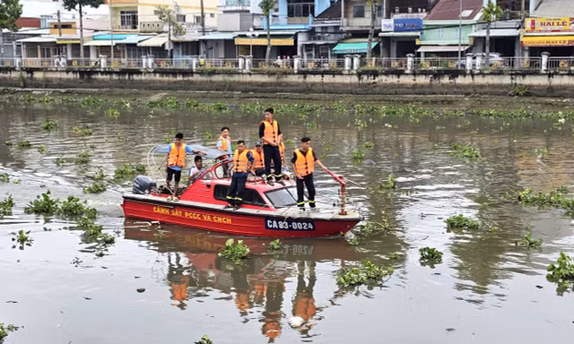 Thách nhau bơi qua sông sau cuộc nhậu, một người mất tích