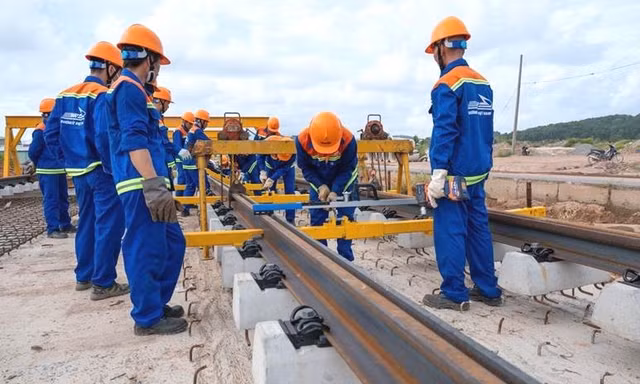 Tàu điện đầu tiên ở Phú Quốc tăng tốc lắp ray