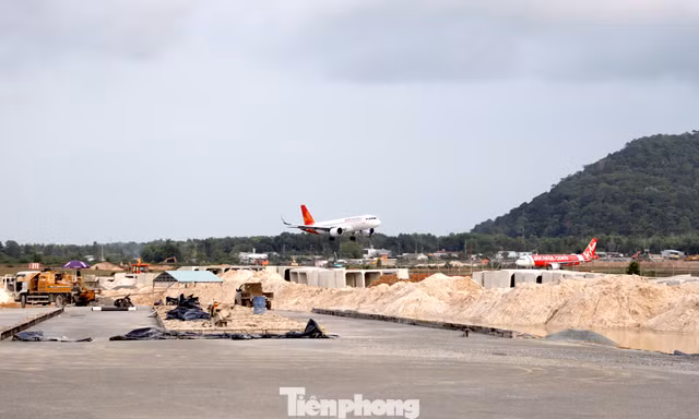 Dồn dập thi công đường băng thứ 2 sân bay Phú Quốc 