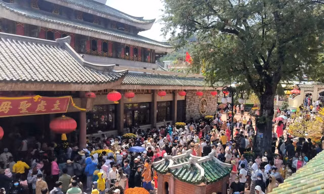 Chen chân viếng Bà Chúa Xứ