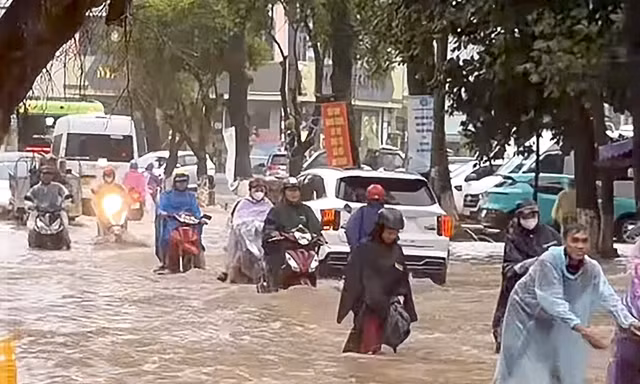 Mưa lớn kéo dài, nhiều tuyến đường ở Phú Quốc ngập sâu