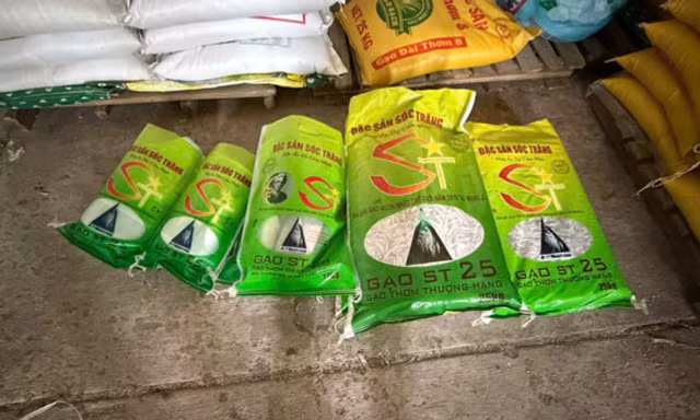 Khởi tố vụ bắt hơn 7 tấn gạo giả mạo nhãn hiệu ST25