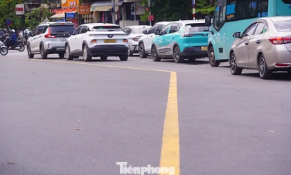 Đường phố Hà Nội khác lạ khi bỏ dải phân cách cứng