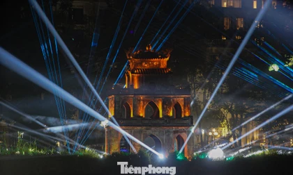 Hồ Gươm đẹp huyền ảo trong đêm chiếu sáng nghệ thuật