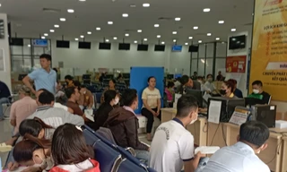 Hiểu lầm quy định, người dân Đồng Nai đổ xô đi đổi giấy phép lái xe