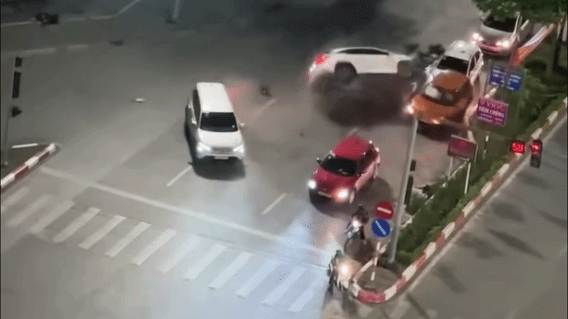 CLIP: Góc quay khác vụ xế hộp Lexus gây tai nạn liên hoàn trên đường Trung Kính