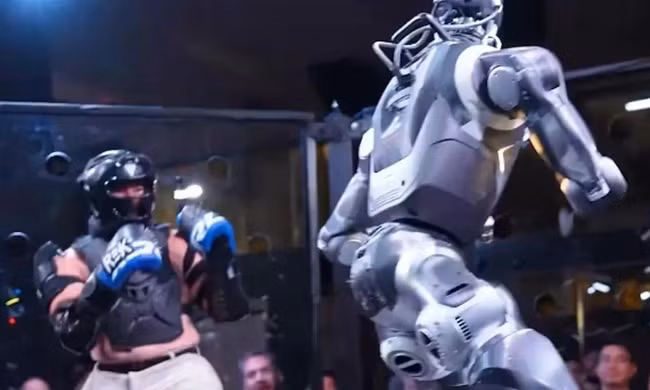 Trận 'so găng' MMA đầu tiên giữa người và robot bị nghi ngờ