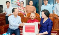 Phó Thủ tướng Phạm Thị Thanh Trà thăm, tặng quà Mẹ Việt Nam Anh hùng