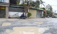 Tuyến đường trung tâm ở Nghệ An xuống cấp, người dân khổ sở né hố sâu 