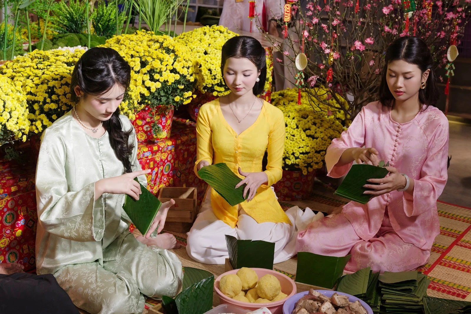 Chương Trình Tết Hạnh Phúc Mùa 4: Hoa Hậu Gói Bánh, Trao Quà 1,3 Tỷ Đồng