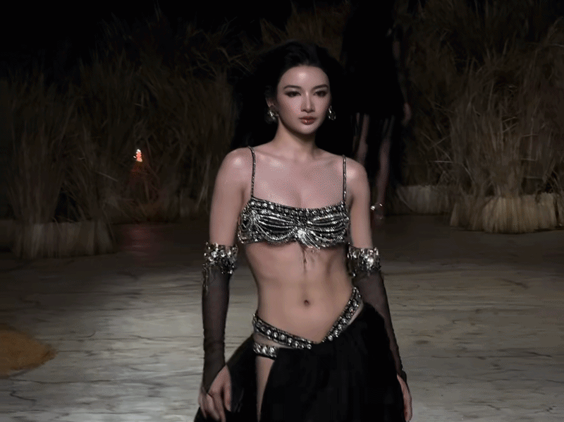 Gần hai triệu lượt xem á hậu, bác sĩ catwalk