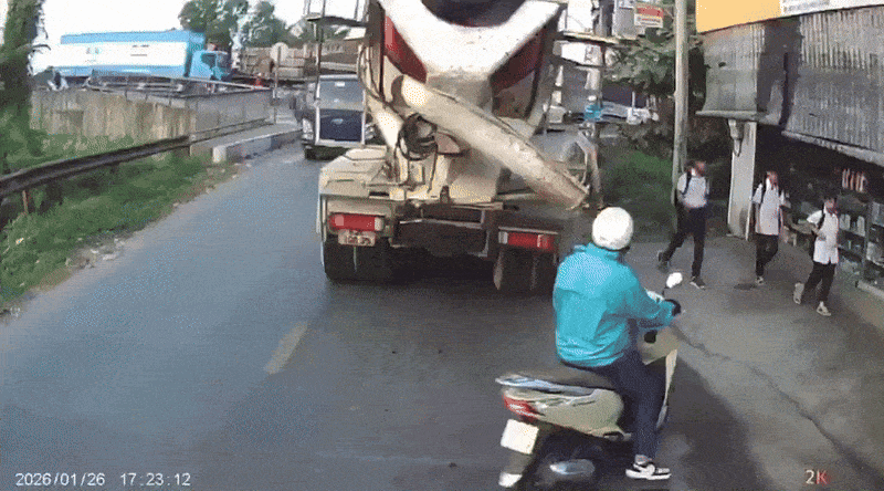 [Clip] Xe bồn bê tông ở TPHCM xả nước thải xuống đường gây bức xúc