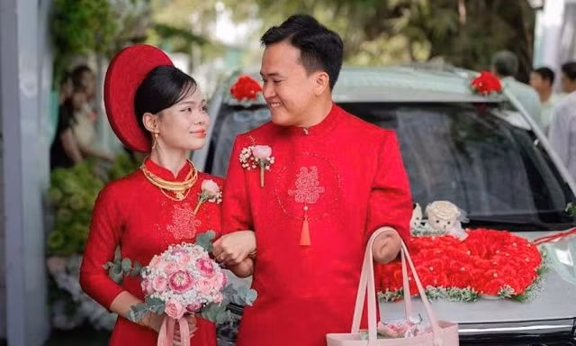 Chú rể mất 2 tay đón cô dâu vào lễ đường gây xúc động