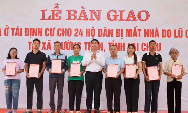 Bàn giao nhà mới cho 24 hộ dân bị mất nhà do lũ quét ở xã Mường Than